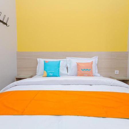 Sans Hotel Clover Ace Surabaya By Reddoorz Exterior photo
