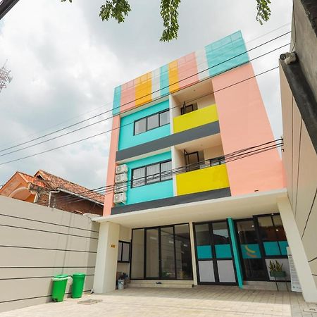 Sans Hotel Clover Ace Surabaya By Reddoorz Exterior photo