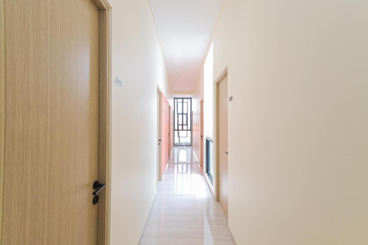 Sans Hotel Clover Ace Surabaya By Reddoorz Exterior photo