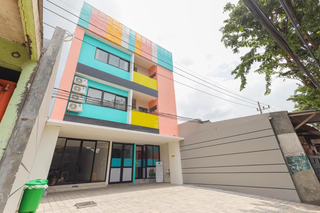Sans Hotel Clover Ace Surabaya By Reddoorz Exterior photo