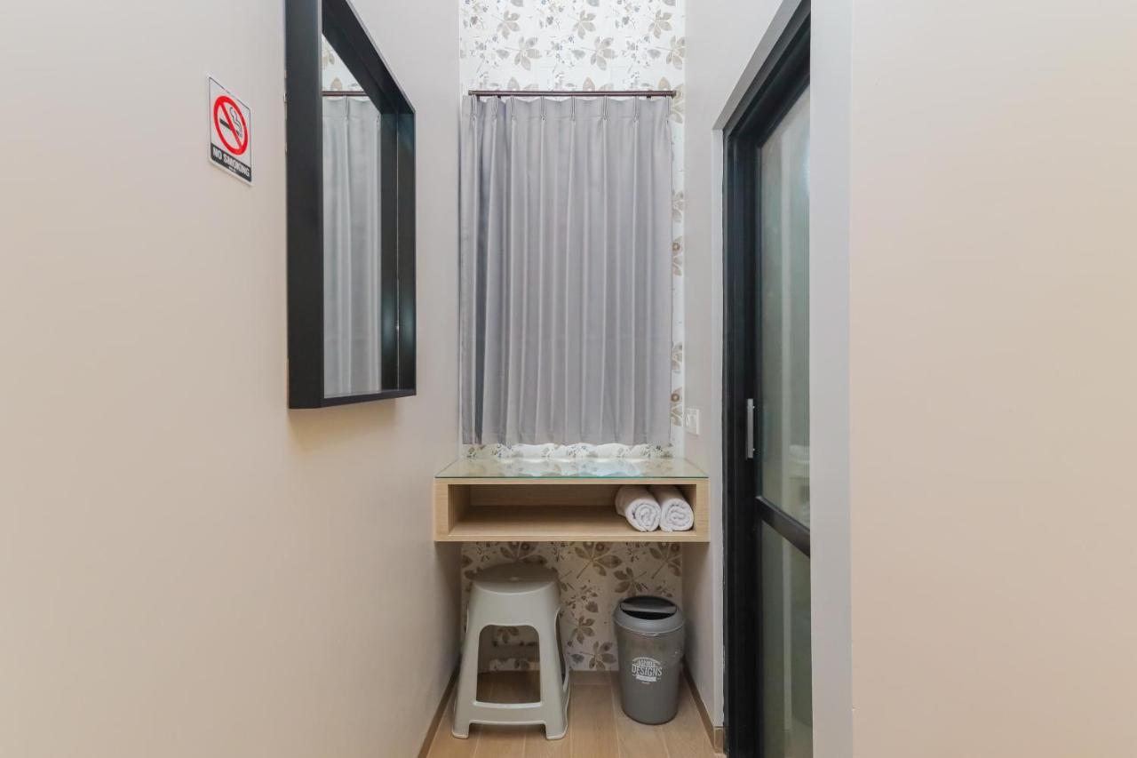 Sans Hotel Clover Ace Surabaya By Reddoorz Exterior photo