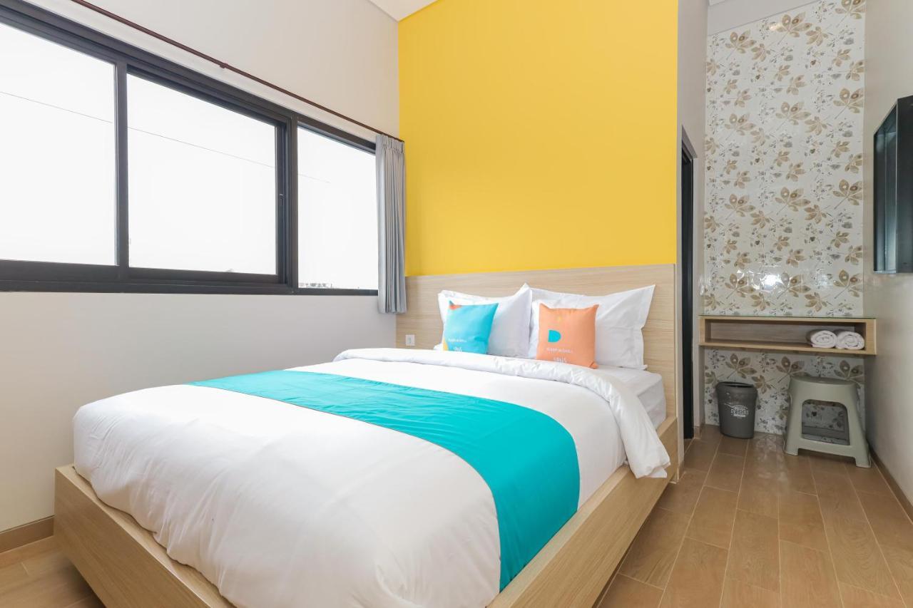 Sans Hotel Clover Ace Surabaya By Reddoorz Exterior photo