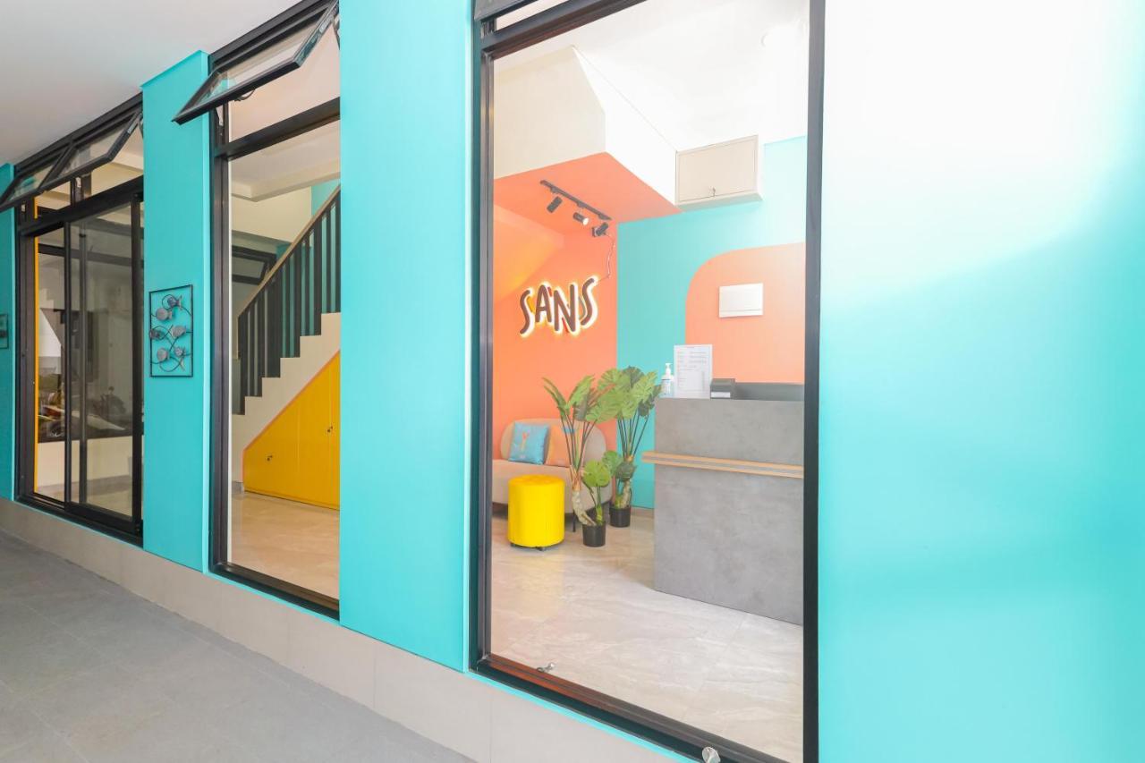 Sans Hotel Clover Ace Surabaya By Reddoorz Exterior photo