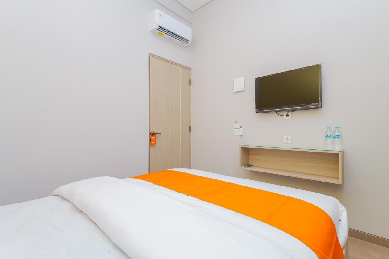 Sans Hotel Clover Ace Surabaya By Reddoorz Exterior photo