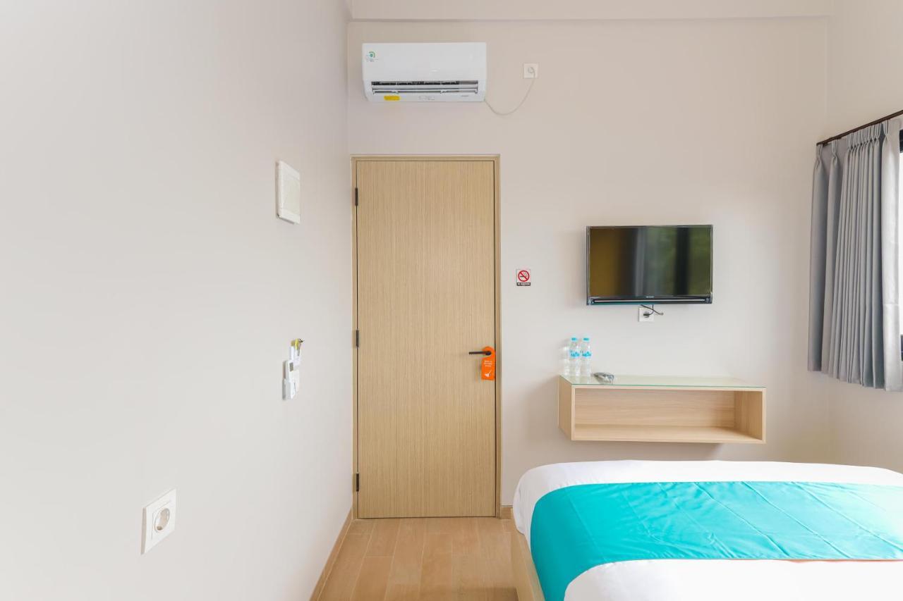 Sans Hotel Clover Ace Surabaya By Reddoorz Exterior photo