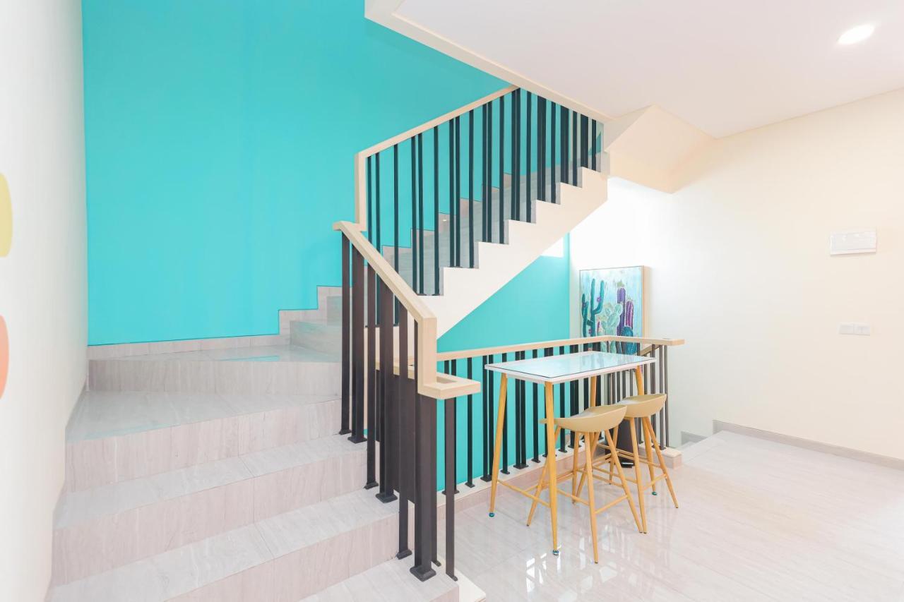 Sans Hotel Clover Ace Surabaya By Reddoorz Exterior photo