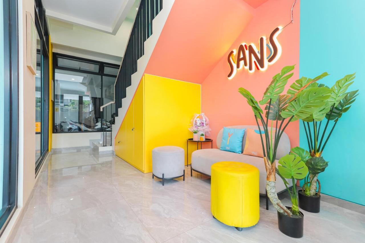 Sans Hotel Clover Ace Surabaya By Reddoorz Exterior photo